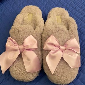 Ugg lavender slipper with bow.